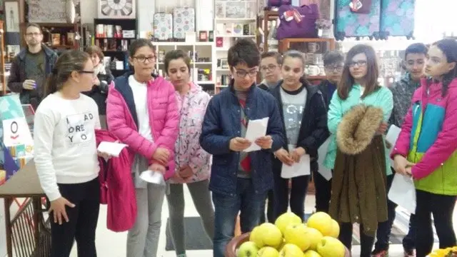 Los estudiantes de primero del instituto moralejano J&aacute;lama leen a sus vecinos en la Librer&iacute;a Neruda. Semana Cultural de Moraleja