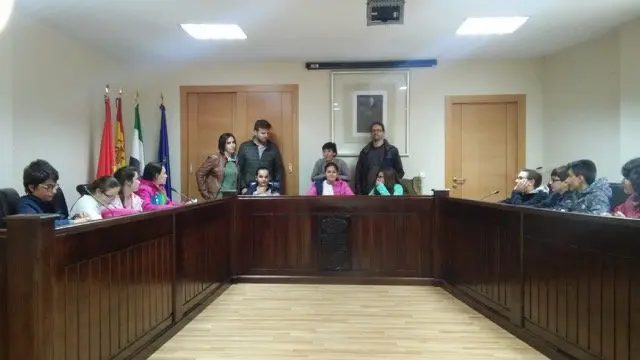 Alumnos de primero de la ESO del IES J&aacute;lama durante su lectura con el alcalde y los concejales de la localidad. Semana Cultural de Moraleja