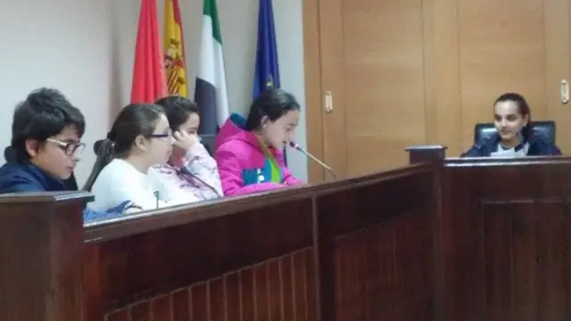 Durante la lectura en el sal&oacute;n de plenos del ayuntamiento. Semana Cultural de Moraleja