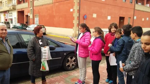 Los alumnos de primero del moraleja IES J&aacute;lama leen a sus vecinos en la calle. Semana Cultural de Moraleja