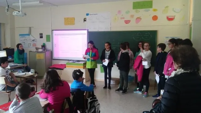 Un grupo de alumnos de 1&ordm; de E.S.O. del I.E.S. J&aacute;lama salieron del centro para leer poes&iacute;a por las calles de Moraleja. Semana Cultural de Moraleja