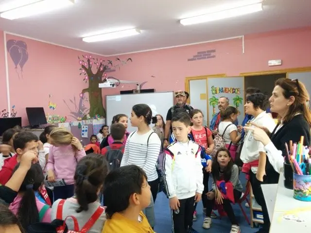 Coloreando Sierra de Gata. Los estudiantes de 4&ordf; del CEIP Virgen de la Vega (Moraleja) visitan el CRA Almenara en su visita a Villasbuenas de Gata