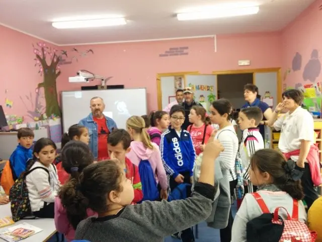 Coloreando Sierra de Gata. Los estudiantes de 4&ordf; del CEIP Virgen de la Vega (Moraleja) visitan el CRA Almenara en su visita a Villasbuenas de Gata