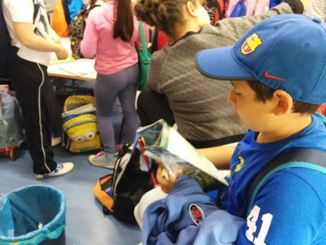 Coloreando Sierra de Gata. Los estudiantes de 4&ordf; del CEIP Virgen de la Vega (Moraleja) visitan el CRA Almenara en su visita a Villasbuenas de Gata