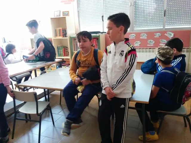 Colorando Sierra de Gata. Los estudiantes de 4&ordf; del CEIP Virgen de la Vega (Moraleja) visitan el CRA Almenara en su visita a Villasbuenas de Gata