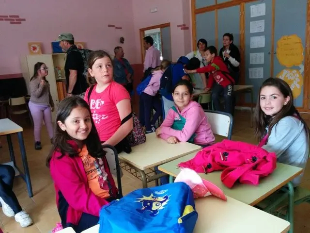 Colorando Sierra de Gata. Los estudiantes de 4&ordf; del CEIP Virgen de la Vega (Moraleja) visitan el CRA Almenara en su visita a Villasbuenas de Gata