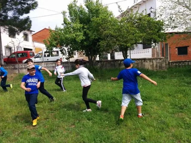 Colorando Sierra de Gata. Los estudiantes de 4&ordf; del CEIP Virgen de la Vega (Moraleja) visitan el CRA Almenara en su visita a Villasbuenas de Gata