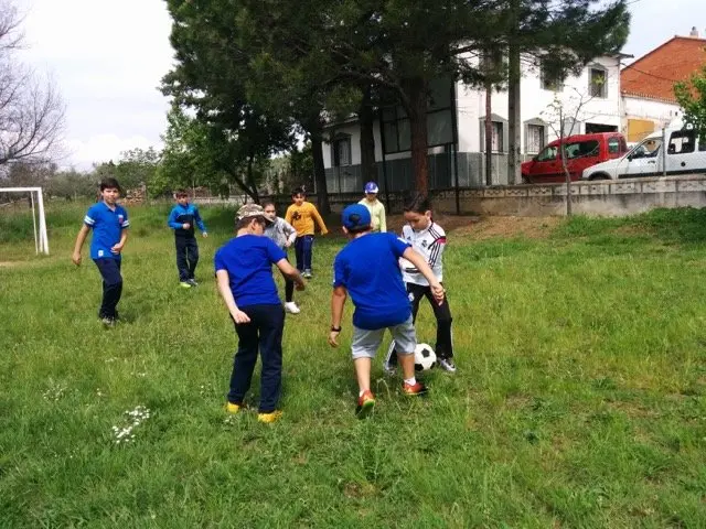 Colorando Sierra de Gata. Los estudiantes de 4&ordf; del CEIP Virgen de la Vega (Moraleja) visitan el CRA Almenara en su visita a Villasbuenas de Gata