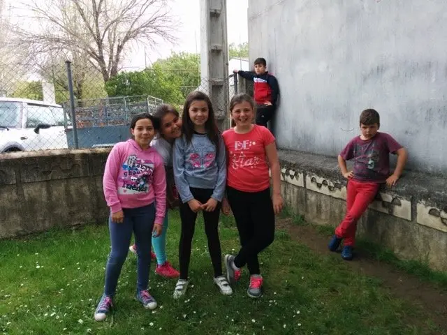 Colorando Sierra de Gata. Los estudiantes de 4&ordf; del CEIP Virgen de la Vega (Moraleja) visitan el CRA Almenara en su visita a Villasbuenas de Gata