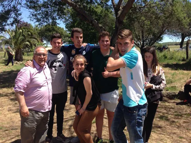 Jos&eacute; Luis Castro, coordinador del curso de Auxiliar de Mayoral del CFMR, posa con un grupo de alumnos del centro