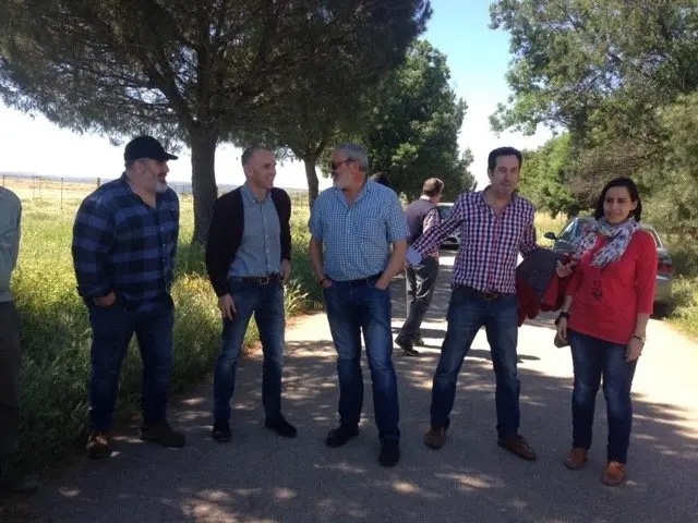 De izquierda a derecha, Luis Mariano Mart&iacute;n, presidente de Adisgta, Manuel Mej&iacute;as, director general de Desarrollo Rural, Carlos Carlos, presidente de Adesval, Jos&eacute; Luis L&oacute;pez, director del CFMR de Moraleja y Ang&eacute;lica Garc&iacute;a, diputada provincial