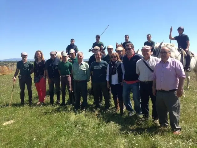 Una foto de familia con los estudiantes a lomos de sus caballos en la finca El Espinel