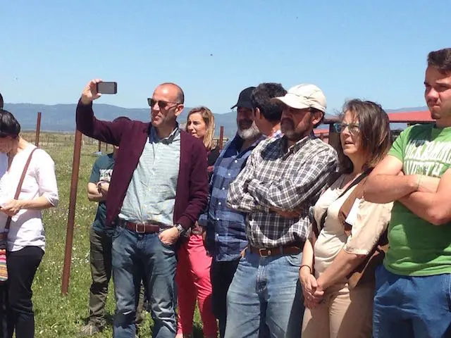 Manuel Mejías, director general de Desarrollo Rural, toma imágenes en El Espinel