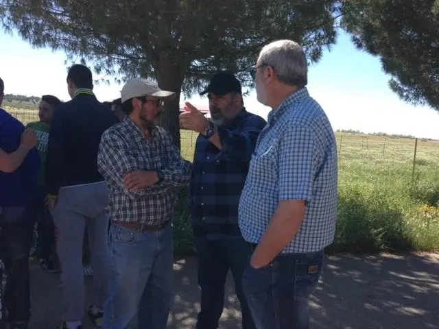 Carlos Carlos, presidente de Adesval, y Agust&iacute;n Iglesias, profesor del CFMR atentos a las explicaciones