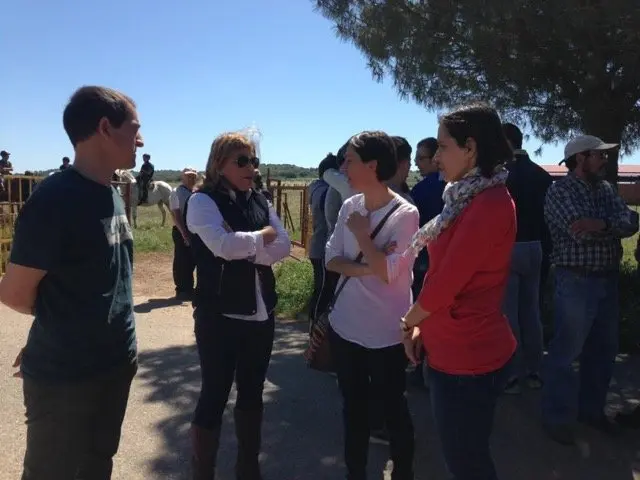 La concejala moraleja Yolanda Vegas y la diputada provincial Ang&eacute;lica Garc&iacute;a (derecha) charlan con Paquita Jim&eacute;nez y Pedro Melendre, profesores en el CFMR de Moraleja