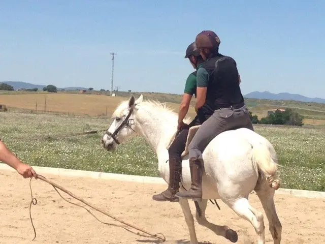 Los alumnos muestran su pericia a caballo en la finca El Espinel