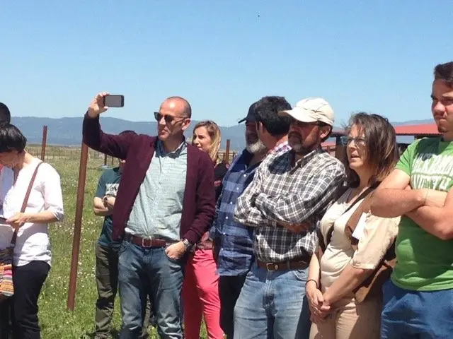El director general de Desarrollo Rural, Manuel Mej&iacute;as, toma unas im&aacute;genes durante la exhibici&oacute;n de los alumnos del CFMR