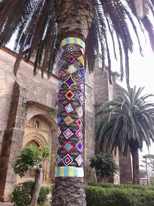 El Urban knitting llena Torre de Don Miguel de colores. Una iniciativa de Marisol Vázquez1