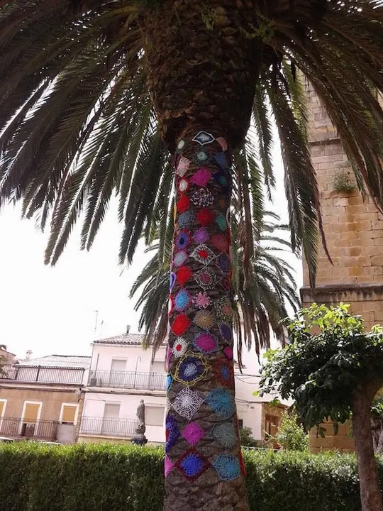 El Urban knitting llena Torre de Don Miguel de colores. Una iniciativa de Marisol Vázquez2