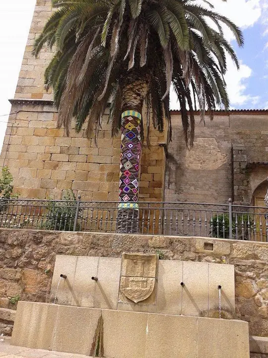 El Urban knitting llena Torre de Don Miguel de colores. Una iniciativa de Marisol Vázquez6