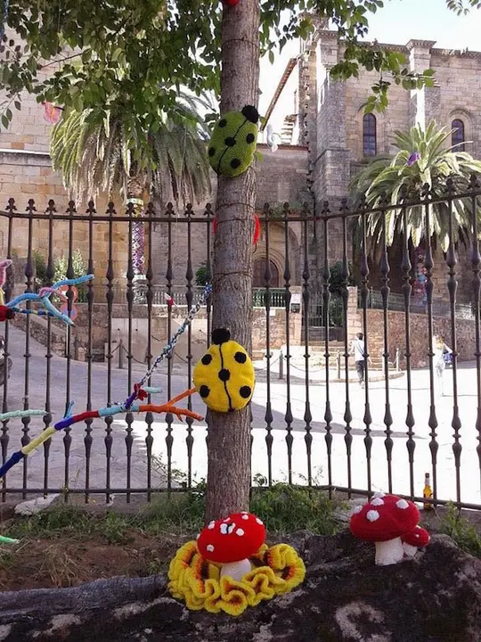 El Urban knitting llena Torre de Don Miguel de colores. Una iniciativa de Marisol Vázquez7