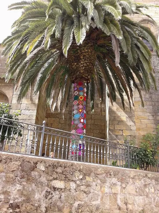 El Urban knitting llena Torre de Don Miguel de colores. Una iniciativa de Marisol Vázquez8