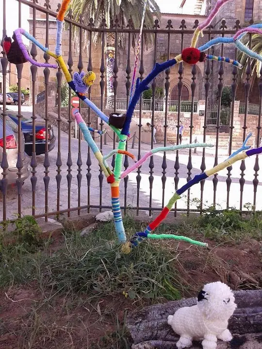 El Urban knitting llena Torre de Don Miguel de colores. Una iniciativa de Marisol Vázquez9
