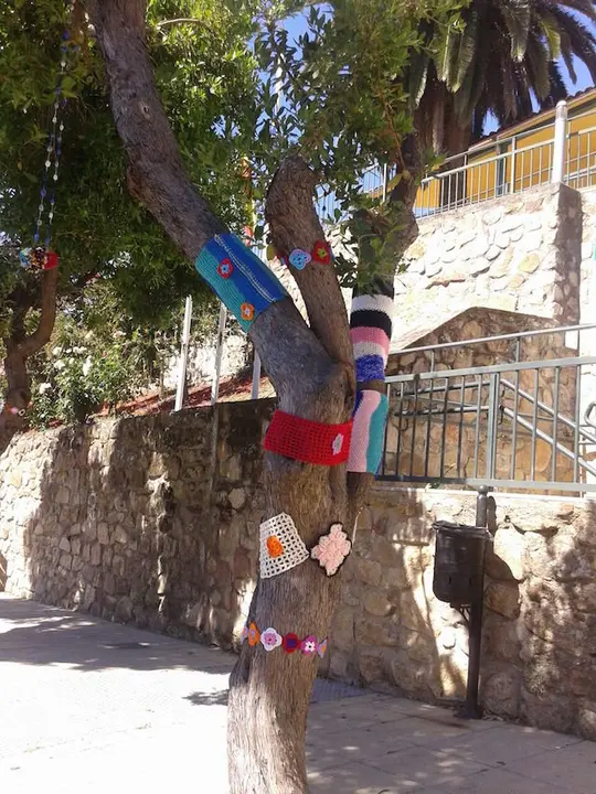 El Urban knitting llena Torre de Don Miguel de colores. Una iniciativa de Marisol Vázquez13
