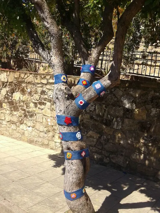 El Urban knitting llena Torre de Don Miguel de colores. Una iniciativa de Marisol Vázquez14