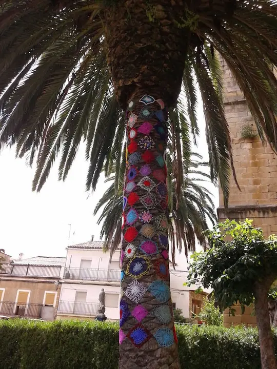 El Urban knitting llena Torre de Don Miguel de colores. Una iniciativa de Marisol Vázquez16