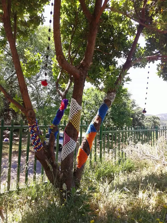 El Urban knitting llena Torre de Don Miguel de colores. Una iniciativa de Marisol Vázquez17