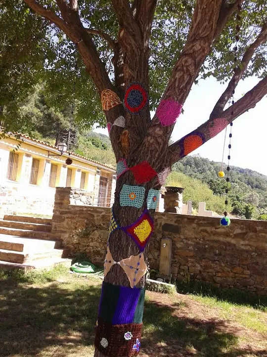 El Urban knitting llena Torre de Don Miguel de colores. Una iniciativa de Marisol Vázquez18