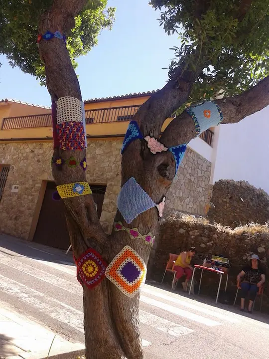 El Urban knitting llena Torre de Don Miguel de colores. Una iniciativa de Marisol Vázquez19