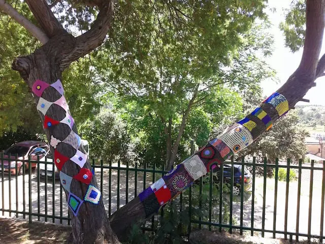 El Urban knitting llena Torre de Don Miguel de colores. Una iniciativa de Marisol Vázquez21