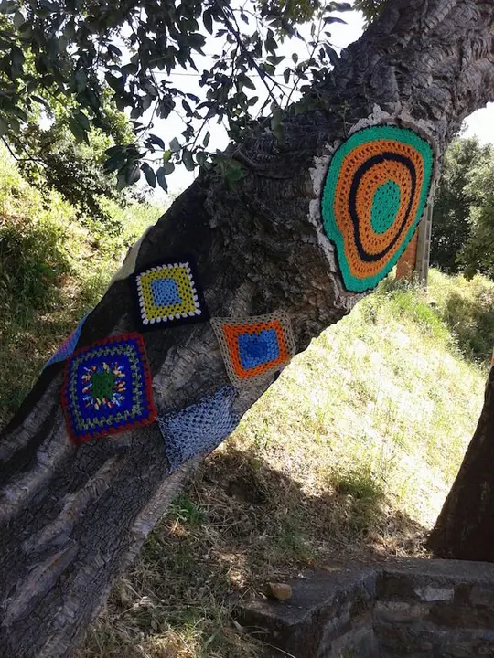El Urban knitting llena Torre de Don Miguel de colores. Una iniciativa de Marisol Vázquez22