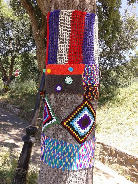 El Urban knitting llena Torre de Don Miguel de colores. Una iniciativa de Marisol Vázquez23