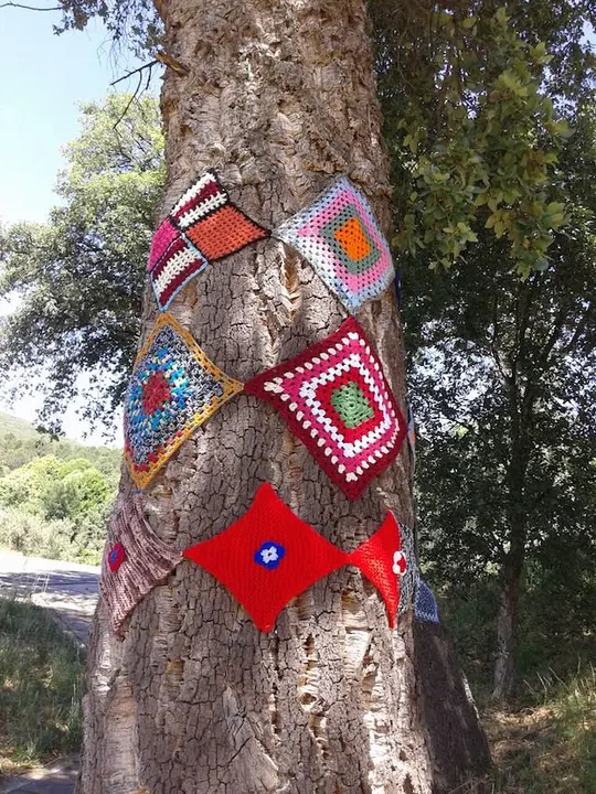 El Urban knitting llena Torre de Don Miguel de colores. Una iniciativa de Marisol Vázquez25