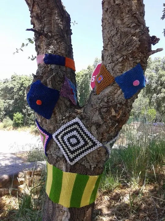 El Urban knitting llena Torre de Don Miguel de colores. Una iniciativa de Marisol Vázquez26
