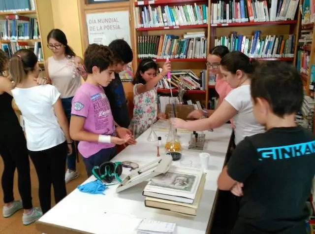 Una biblioteca experimental en Hoyos