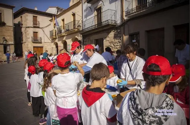 La comunidad educativa acebana prepara el mojeteo en la plaza. Un álbum de Gabriel Rodríguez y el AMPA de Acebo en Sierra de Gata Digital