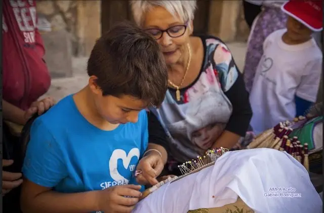 Los bolillos como experiencia intergeneracional. Un álbum de Gabriel Rodríguez y el AMPA de Acebo en Sierra de Gata Digital