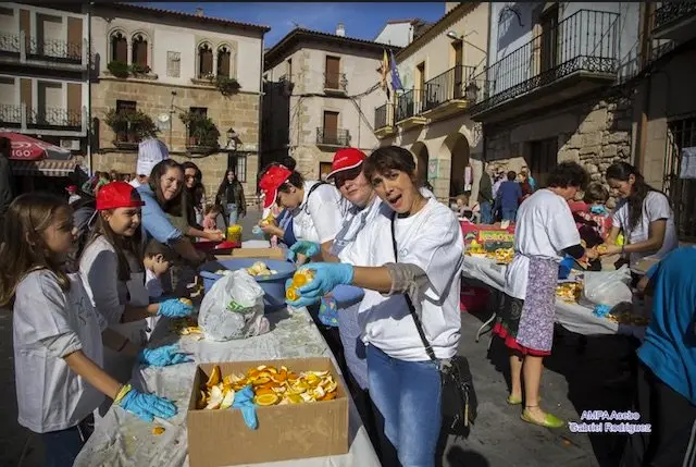 Preparando el mojeteo acebano en la plaza. Un álbum de Gabriel Rodríguez y el AMPA de Acebo en Sierra de Gata Digital