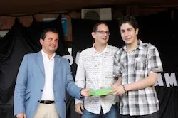 , entrega del premio al mejor expediente de Bachillerato, David Garc&iacute;a, por parte de alcalde y director.jpg