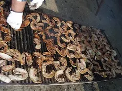 Gran parrillada de panceta de cerdo en una matanza popular