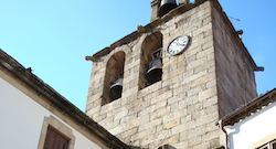 Torre campanario en San Mart&iacute;n de Trevejo