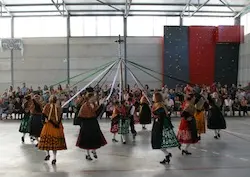 Bailando el cord&oacute;n en el Festival Luisa Pe&ntilde;alva. ROCIO ALONSO JACINTO