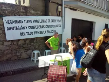 Recogida de firmas para el arreglo de las carreteras de Vegaviana