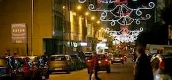 Calle con iluminación navideña