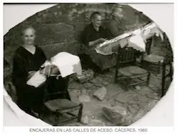 ENCAJERAS EN LAS CALLES DE ACEBO. CÁCERES.1960