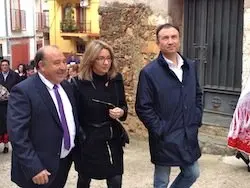 Laureano Le&oacute;n con Cristina Teniente y Daniel P&eacute;rez en la Fiesta del &Aacute;rbol 2015 de Villanueva de la Sierra